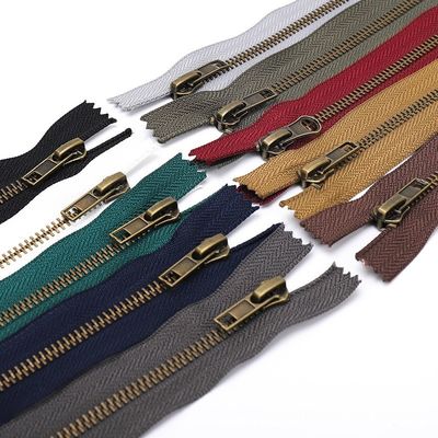 #5 Cerradura de metal con extremo cerrado, color de latón de hormiga para ropa