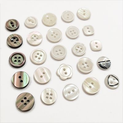 Venta directa de fábrica 4 agujeros botones redondos de plástico grabado logotipo personalizado botón de resina para ropa suéter
