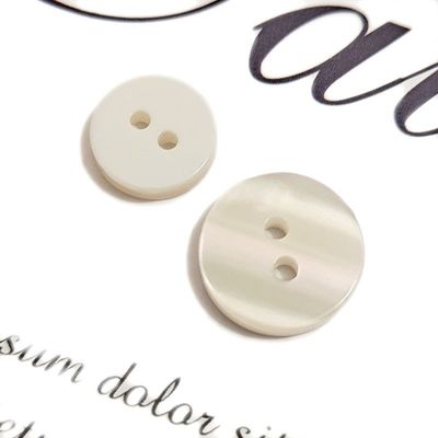 Venta directa de fábrica 4 agujeros botones redondos de plástico grabado logotipo personalizado botón de resina para ropa suéter