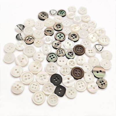 Venta directa de fábrica 4 agujeros botones redondos de plástico grabado logotipo personalizado botón de resina para ropa suéter
