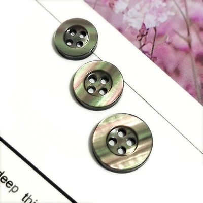Venta directa de fábrica 4 agujeros botones redondos de plástico grabado logotipo personalizado botón de resina para ropa suéter