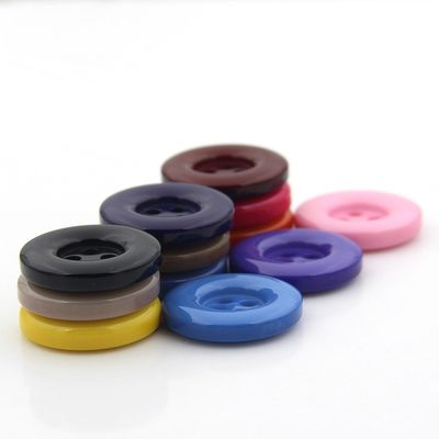 Fabrica Oeko-tex Venta al por mayor de prendas de vestir Accesorios Moda 4 agujeros Botón de plástico Botones de ropa Botones de resina