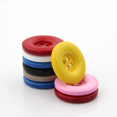 Fabrica Oeko-tex Venta al por mayor de prendas de vestir Accesorios Moda 4 agujeros Botón de plástico Botones de ropa Botones de resina