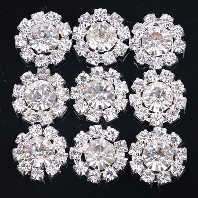 Forma de flor de metal de novia Color claro Botón de cristal de lujo Sandales de lujo Botones de diamante de cristal de lujo para ropa