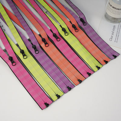 Fábrica de venta al por mayor Custom 3# 5# 7# cerradura impermeable de nylon Auto Lock Varios tipos de cerradura de nylon para bolsas de ropa