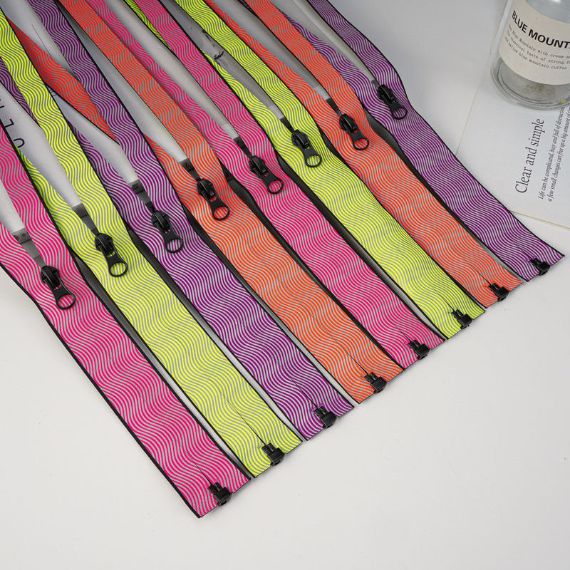 Fábrica de venta al por mayor Custom 3# 5# 7# cerradura impermeable de nylon Auto Lock Varios tipos de cerradura de nylon para bolsas de ropa